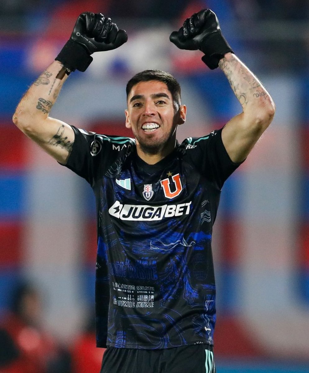 DespliegueFutCL's tweet photo. 🔝🧤 GABRIEL CASTELLÓN alcanzó los 650 minutos sin RECIBIR GOLES en el arco de Universidad de Chile.
Superó a Johnny Herrera y Superman Vargas como máximo record de imbatibilidad en el club. https://t.co/fO7VbklVXD