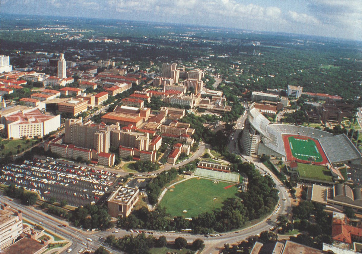 JimNicar's tweet image. 1994: The @UTAustin campus 30 years ago, when Speedway was a through road that connected to Congress Avenue, there were basketball and racquetball courts at Clark Field, and you could watch Longhorn Band practice while running on the stadium track.