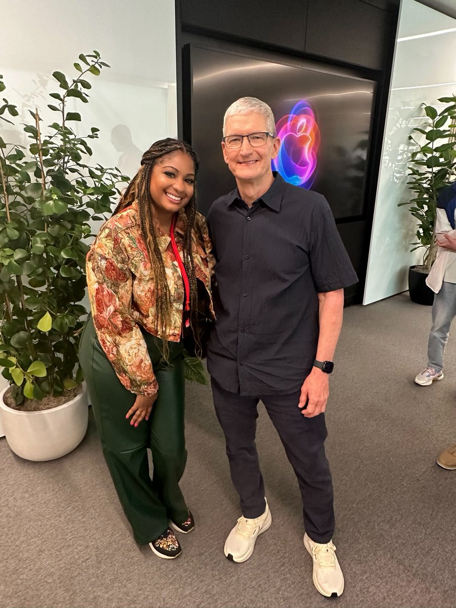 Oh just casually hanging out with the CEO of Apple Tim Cook on a casual Monday 🙏🏾
I can’t wait until I can tell ya’ll how this happened and my story!