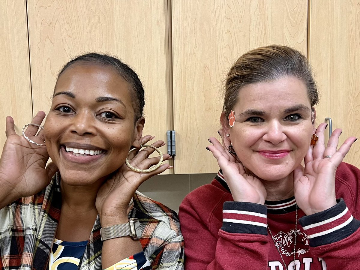 LCE_UpperCampus's tweet photo. Mismatched shoes! Mismatched socks! Mismatched earrings! Mismatched hair! MISMATCH MONDAAAAY!!! @AttendForTWO #AttendanceMatters #LCEUjoy #LCEUbelonging
@KChandlerMcCray https://t.co/BYM74OOYg8