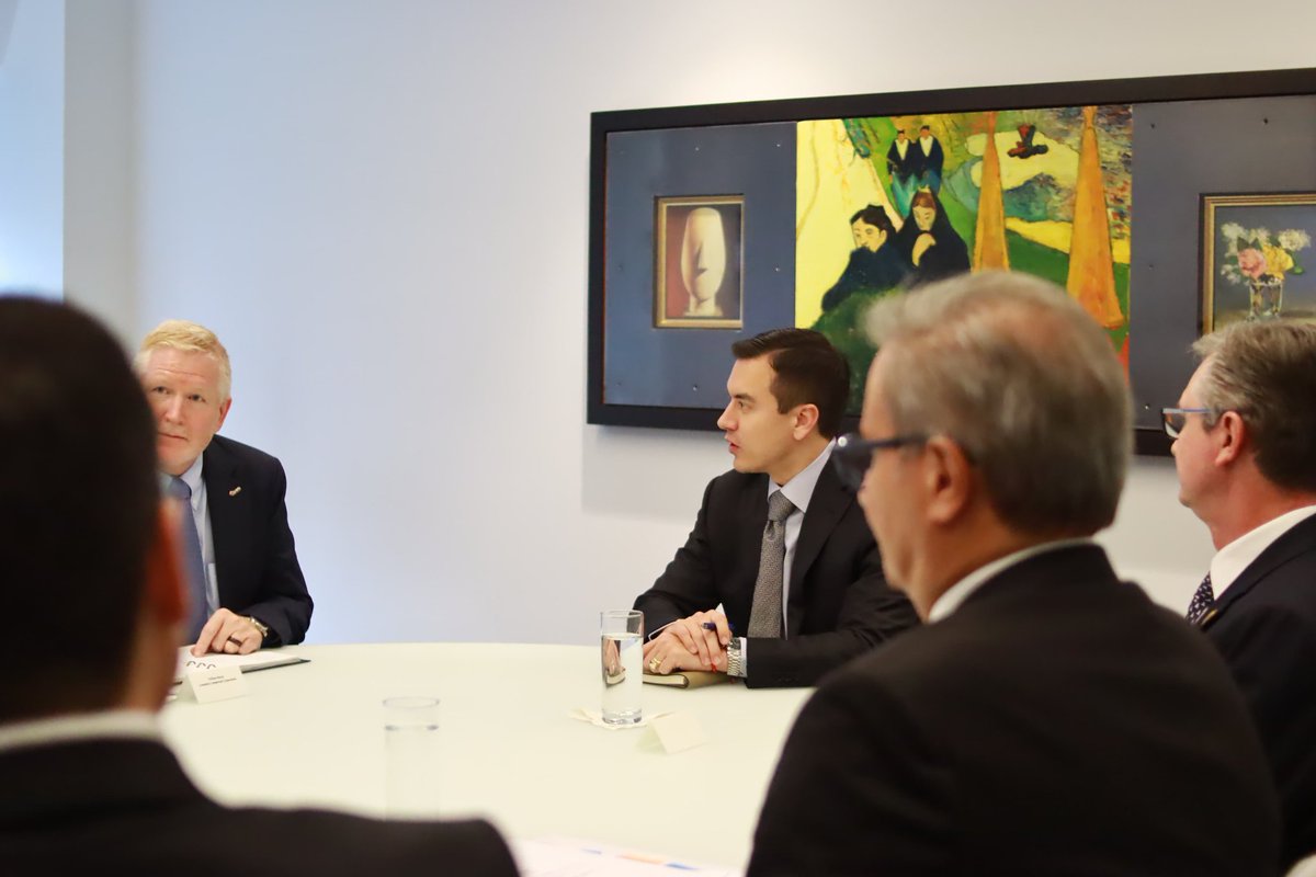 Presidencia_Ec's tweet photo. El presidente @DanielNoboaOk mantuvo reuniones con David Rae, CEO de Dundee Precious Metals y Wilson Pearce, director senior de Desarrollo de Negocios Globales de Canadian Commercial Corporation. Estas reuniones abordaron temas de cooperación y apoyo en torno a la generación de energías eléctrica y renovables, así como, minería sostenible que promuevan el empleo y bienestar para los ecuatorianos.

El Gobierno Nacional impulsa la atracción de inversiones para potenciar estos sectores estratégicos para el país.

#EcuadorEnCanada2024 🇪🇨🤝🏻🇨🇦