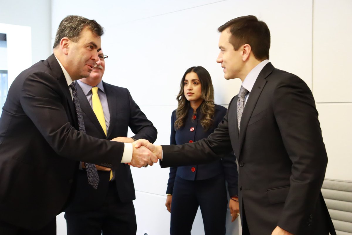 Presidencia_Ec's tweet photo. El presidente @DanielNoboaOk mantuvo reuniones con David Rae, CEO de Dundee Precious Metals y Wilson Pearce, director senior de Desarrollo de Negocios Globales de Canadian Commercial Corporation. Estas reuniones abordaron temas de cooperación y apoyo en torno a la generación de energías eléctrica y renovables, así como, minería sostenible que promuevan el empleo y bienestar para los ecuatorianos.

El Gobierno Nacional impulsa la atracción de inversiones para potenciar estos sectores estratégicos para el país.

#EcuadorEnCanada2024 🇪🇨🤝🏻🇨🇦