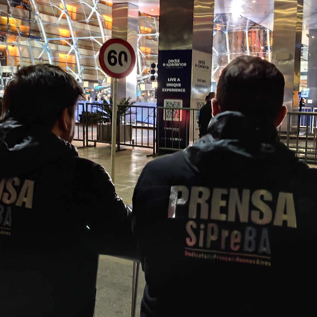 sipreba's tweet photo. #PrensaEnLucha en los #MartinFierro

🗯En la noche de los premios #MartinFierro2024 llevamos nuestro reclamo por salarios dignos en prensa hasta la cobertura en el Hotel Hilton.

📣 ¡BASTA DE SALARIOS DE POBREZA EN LOS MEDIOS! https://t.co/7Vhxsp3v9Q