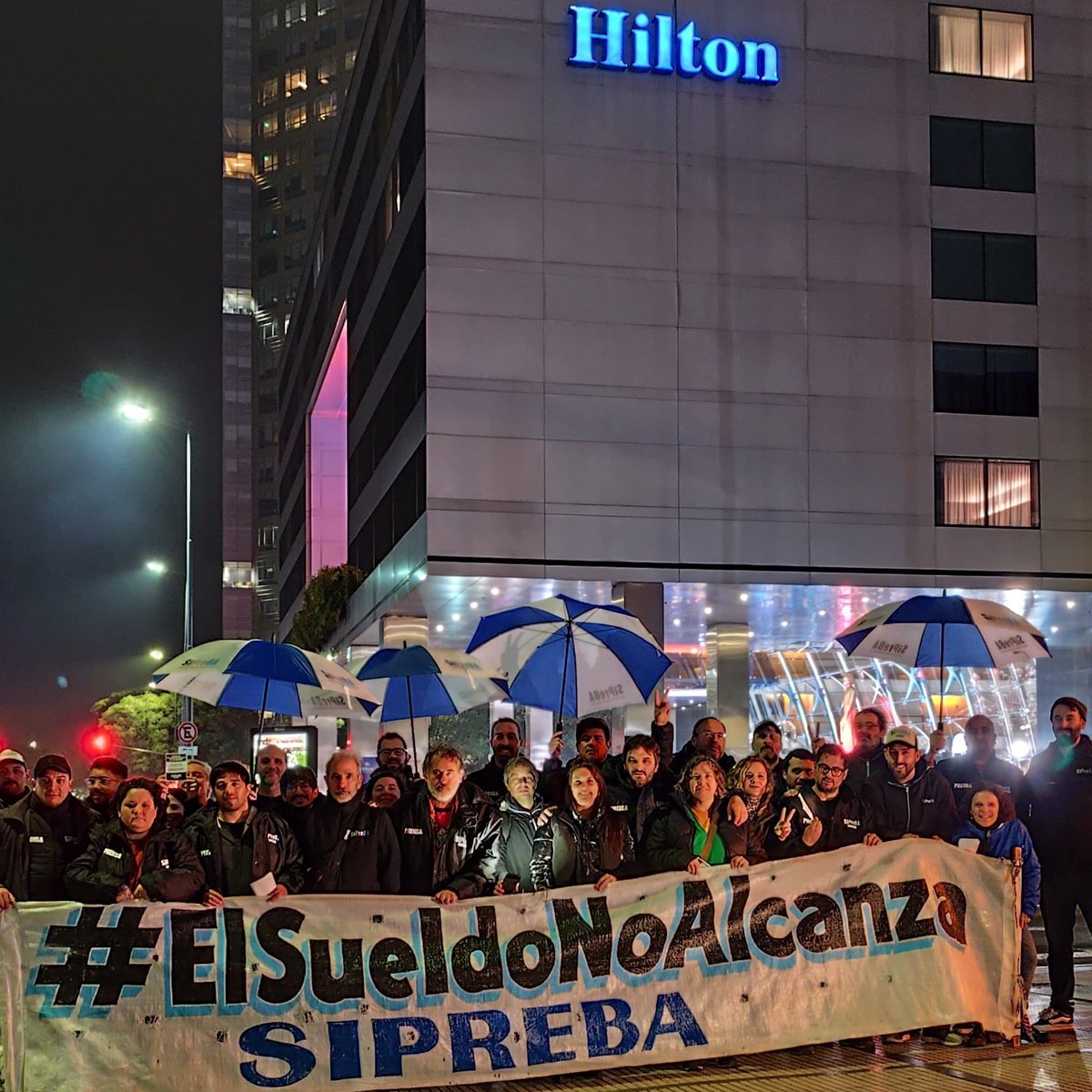 sipreba's tweet photo. #PrensaEnLucha en los #MartinFierro

🗯En la noche de los premios #MartinFierro2024 llevamos nuestro reclamo por salarios dignos en prensa hasta la cobertura en el Hotel Hilton.

📣 ¡BASTA DE SALARIOS DE POBREZA EN LOS MEDIOS! https://t.co/7Vhxsp3v9Q