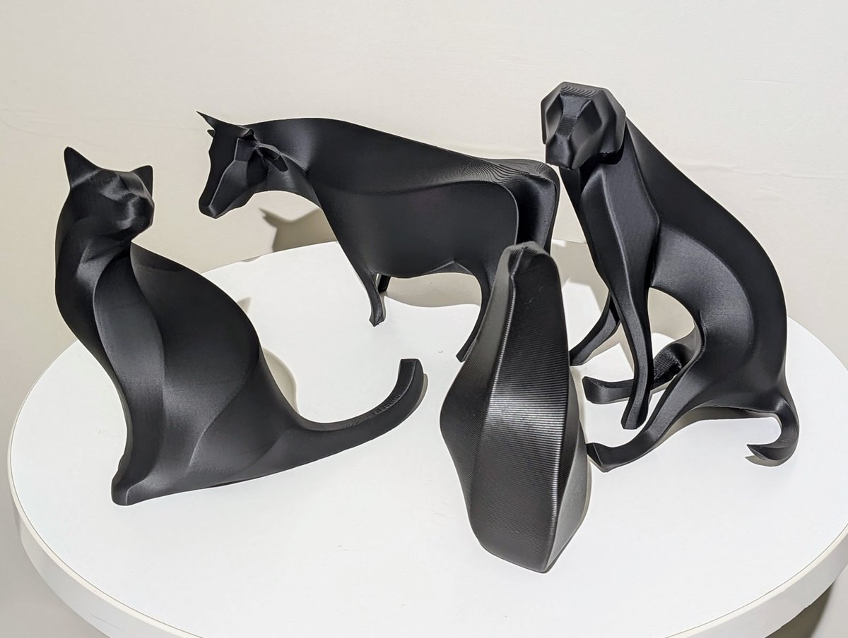 準備が整ったので、本日より展示会場にて、3Dプリント作品の受注販売の予約を開始します！
とりあえず限定各10点まで(変更の予定あり)、¥22,000です！
20cm程度のサイズで、色はマットブラック、ペンギンのみ太ノズル出力です🐧
会場に見本がありますので、是非チェックしてみてください！