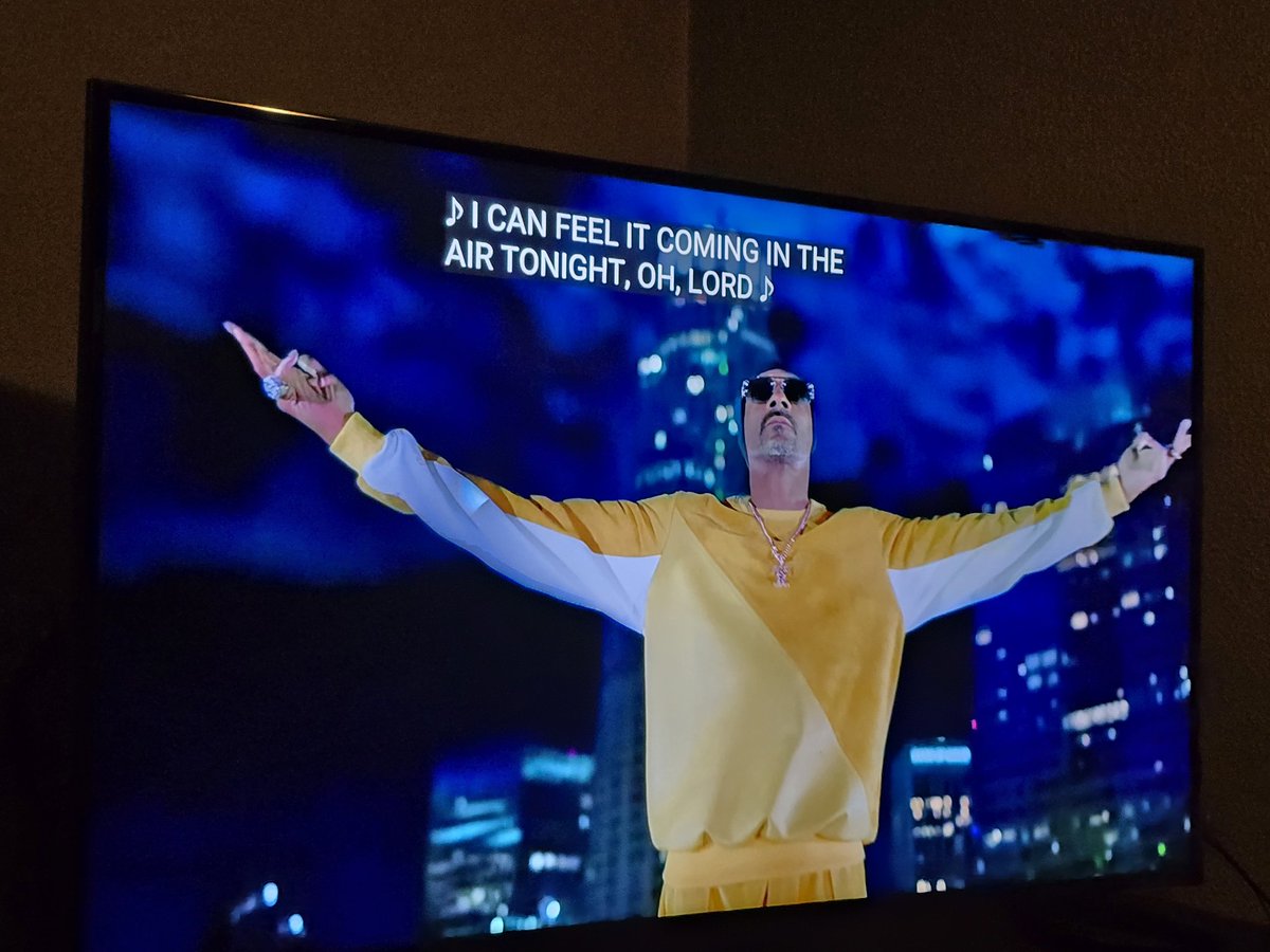 Monday Night Football <a href="/SnoopDogg/">Snoop Dogg</a> is everywhere! 😍 🏈