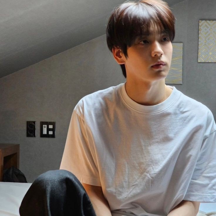 abs_dfgh's tweet photo. 💕 Segunda Oportunidad — Yeonbin AU

Cuando Soobin entró a la cafetería, pensaba en comer un postre y llamar a su novio. No esperaba encontrarse con su predestinado: un alfa que, tras perder a su omega, había quedado solo con su hijo y ya no era visto como ideal por la sociedad. https://t.co/gbdkBeEvZx