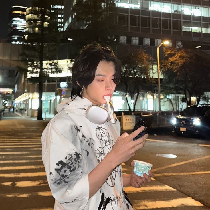 abs_dfgh's tweet photo. 💕 Segunda Oportunidad — Yeonbin AU

Cuando Soobin entró a la cafetería, pensaba en comer un postre y llamar a su novio. No esperaba encontrarse con su predestinado: un alfa que, tras perder a su omega, había quedado solo con su hijo y ya no era visto como ideal por la sociedad. https://t.co/gbdkBeEvZx