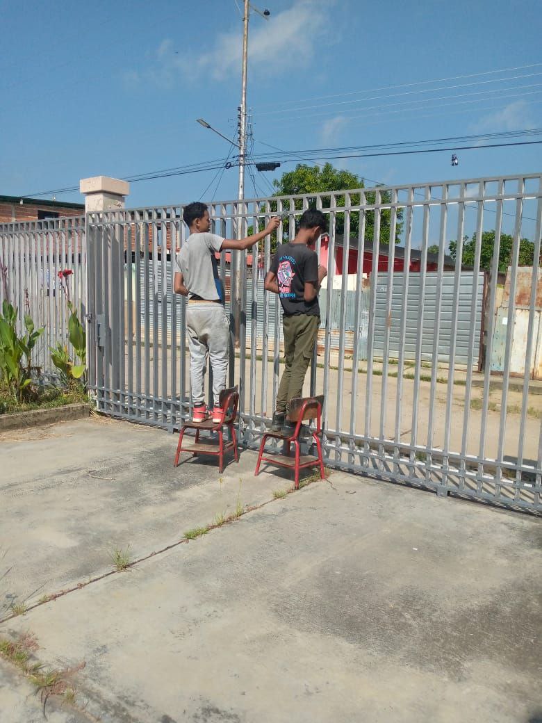 Activos con las bricomiles y 0800 Bigotes  con el plan "Mi Escuela Bella" con apoyo de las fuerzas vivas, docentes, padres y representantes iniciamos jornada de rehabilitación y mantenimiento a los espacios de la EB Gabriela Mistral del CDCEP Miguel Peña. ¡Que viva Carabobo! 🇻🇪