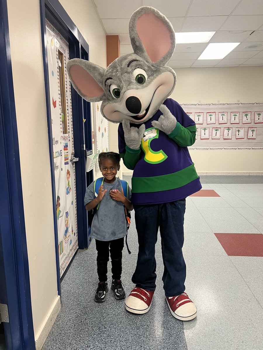 jillparaska's tweet photo. Chuckie Cheese night for Creekside! #CESg8trs https://t.co/KrIAjxrgbQ