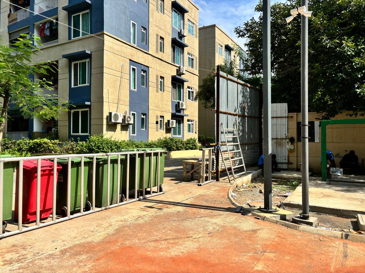 kingofportfolio's tweet photo. @UpdatesChennai @BrigadeGroup had completed one cluster (Aspiro) who are blocking the common driveway with dusbins of another cluster(Bonito) which is under construction. Brigade is not able to take any action to resolve this. They are incompetent to mange a large scale township. https://t.co/qGPrjN8aww