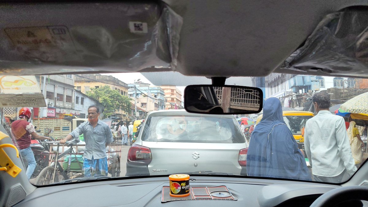 Kudos to <a href="/KolkataPolice/">Kolkata Police</a> <a href="/KPTrafficDept/">Kolkata Traffic Police</a> for splendid mismanagement of 🚦bang in front of the Narkeldanga PS. <a href="/kmc_kolkata/">Kolkata Municipal Corporation</a> <a href="/DidiKeBolo/">Didi Ke Bolo</a> <a href="/MamataOfficial/">Mamata Banerjee</a> hawkers are back in full swing on the roads, blocking commutable road space.