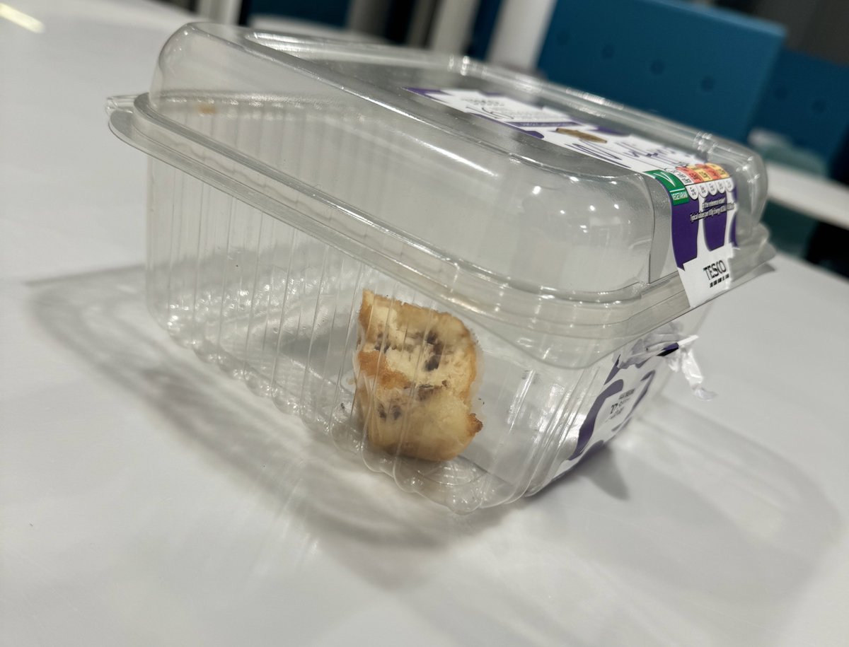 Nice treat left for <a href="/AmandaPiperITV/">AmandaPiperITV</a> and I this morning at <a href="/itvmeridian/">ITV News Meridian</a> HQ 🙃