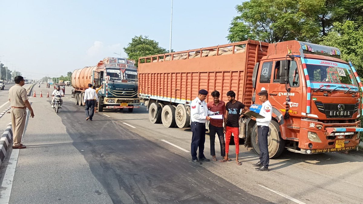 SPश्री लाेकेंद्र सिंह IPS के निर्देशानुसार

नेशनल हाईवे व स्टेट हाईवे पर यातायात नियमो के उल्लंघन पर पानीपत पुलिस सख्त,3वाहन चालकों के खिलाफ केस दर्ज

हाईवे पर लेन ड्राइविंग का उल्लंघन और सड़क पर बिना वजह खड़े वाहन दुर्घटनाओ का कारण बनते है,अब हर हाल मे नियमों की पालना करनी होगी