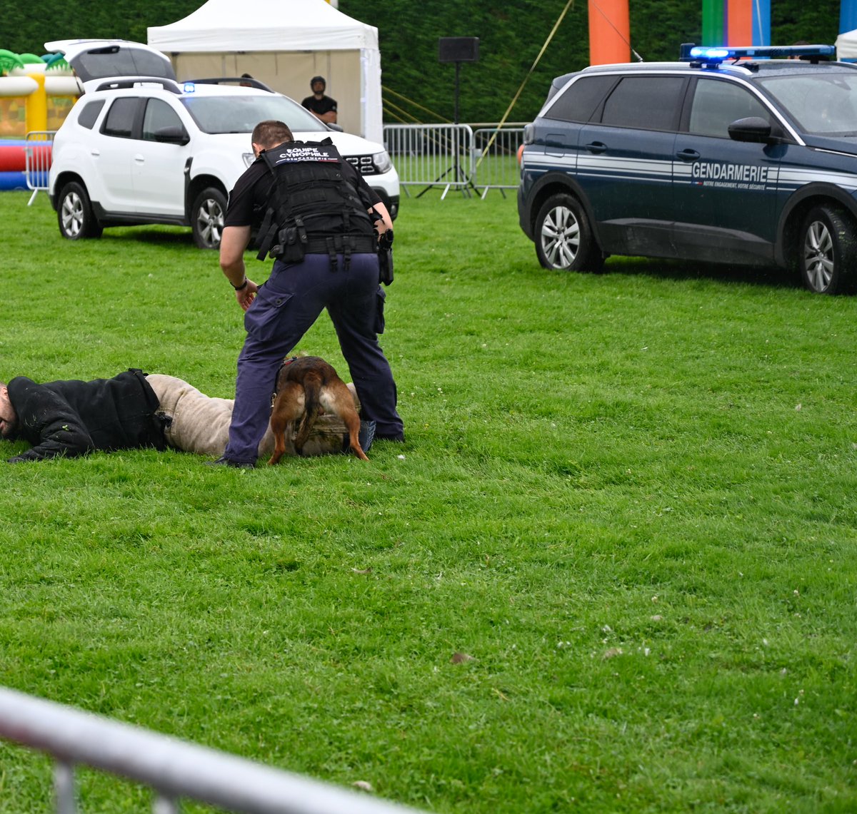 Gendarmerie_091's tweet image. 🤝|#AVosCotés Ce week-end nous vous avons accueilli 
 à la journée de la sécurité intérieure et des secours. Merci @EvryPolice et à la mairie d'@VilledEvryCourc de nous avoir mis a disposition un espace. gendarmerie.interieur.gouv.fr/recrutement/
