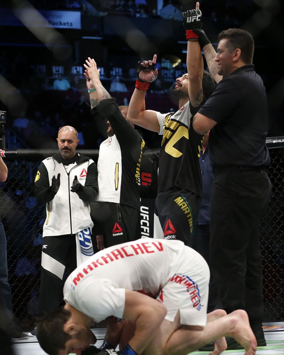 En ikonik fotoğraflardan biri:

Islam Makhachev, tek yenilgisini aldığı Adriano Martins maçı sonrası secdeye gidiyor.

Şampiyon, bir daha kaybetmedi.