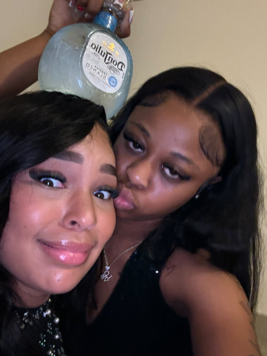 Beautyofliyah's tweet photo. When you tell your home girl it’s time to drink😂 https://t.co/xSP8dUTXHy