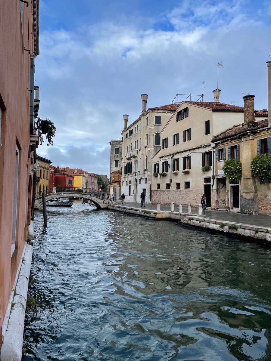 🌥  «Io non odio persona alcuna, ma vi son uomini ch'io ho bisogno di vedere soltanto da lontano» (Ugo Foscolo). Buona giornata, amici!

#10settembre