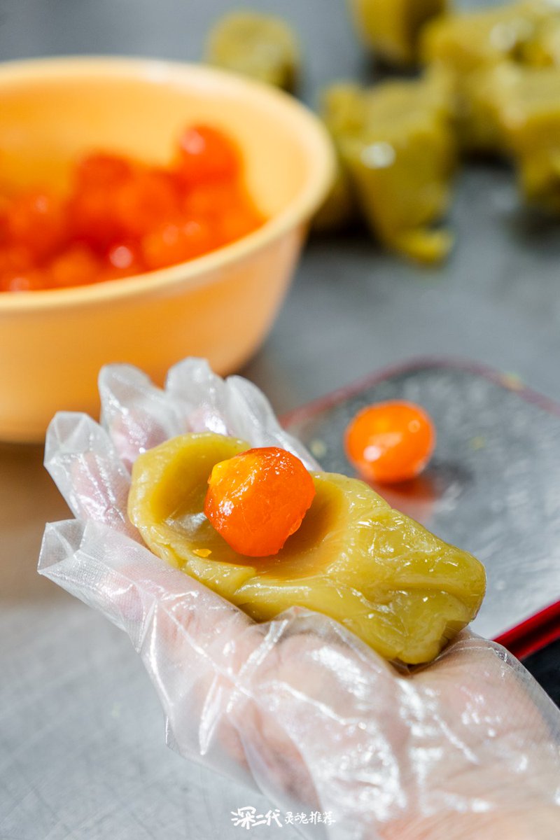 sz_mediagroup's tweet image. #ShenzhenTastesOverflow! Eating #mooncakes during the #MidAutumnFestival  symbolizes reunion! Traditional mooncakes are known for their rich, classic fillings like Five Nuts and Double-Yolk Lotus Seed Paste, symbolizing harmony and happiness. Now some bakers are creatively