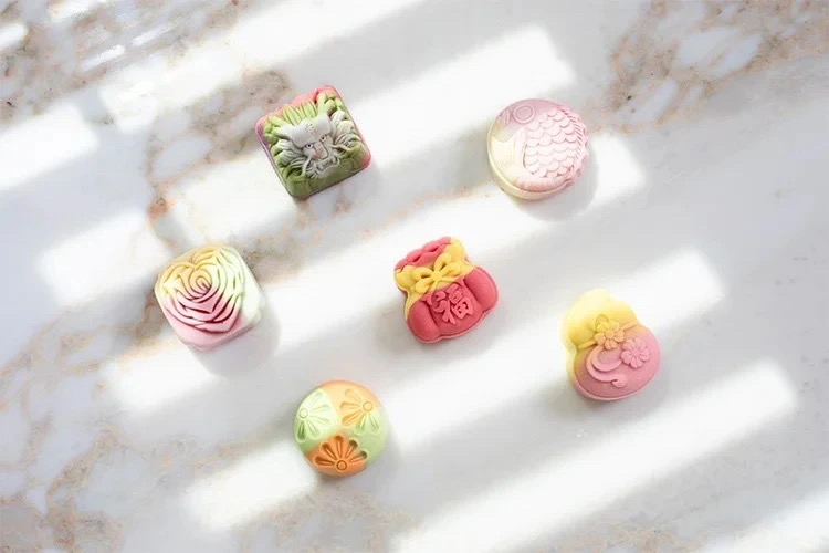 sz_mediagroup's tweet image. #ShenzhenTastesOverflow! Eating #mooncakes during the #MidAutumnFestival  symbolizes reunion! Traditional mooncakes are known for their rich, classic fillings like Five Nuts and Double-Yolk Lotus Seed Paste, symbolizing harmony and happiness. Now some bakers are creatively