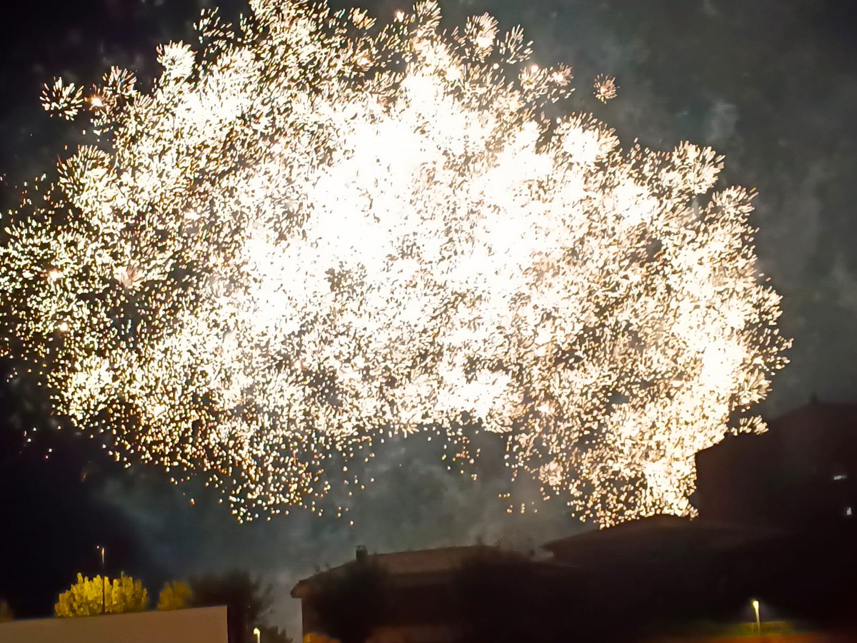 Fi de la Festa Major de Calaf amb el tradicional castell de focs amb noves imatges que enlluernen petits i grans. Comença un nou curs que ajudarà a pares i avis a la rutina necessària i moltes vegades desitjada.