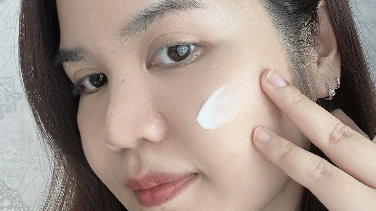 melike_meshare's tweet photo. ใครกำลังหาสกินแคร์ลดเลือนริ้วรอยอยู่ แนะนำให้ลอง #PrimaNest สูตร #TotalAgeControl คือปกติเมย์เป็นคนผิวมันจะชอบเน้นใช้บำรุงกลุ่มเซรั่มอย่างเดียว แต่บอกเลยว่าประทับใจตัวครีมของนางมาก เนื้อดีซึมไวไม่เหนอะหนะ จัดมาใช้คู่กันคือปึ้ง! หน้าอิ่มฟูแบบ 10/10 ✨@primanest https://t.co/PxEV2mPVmZ