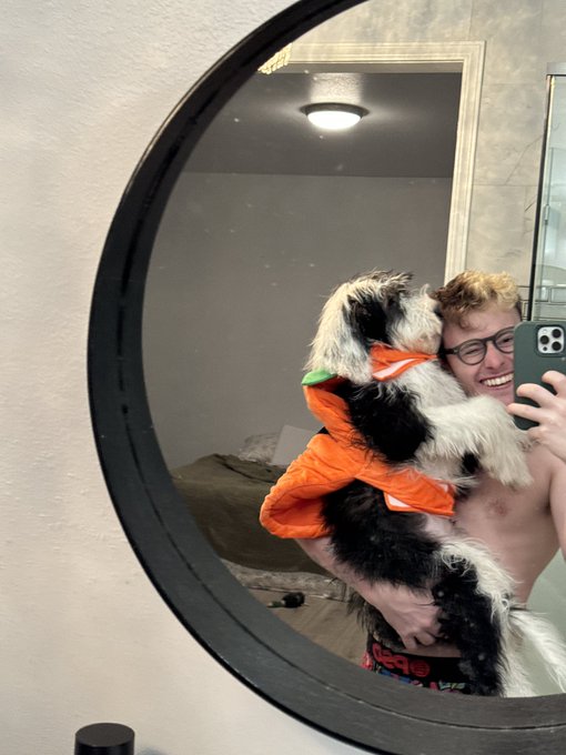 4 pic. I’ve been taking mirror selfies with Appa and every time he just non stop lick my face xD https://t