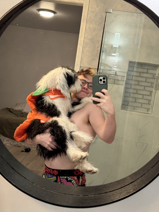1 pic. I’ve been taking mirror selfies with Appa and every time he just non stop lick my face xD https://t