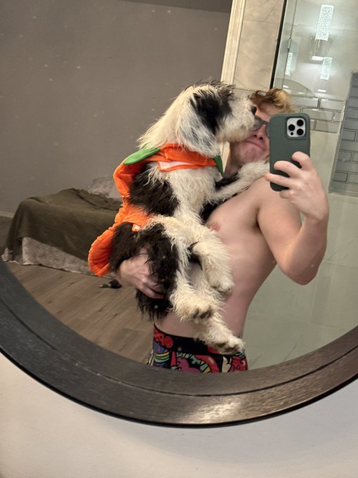 3 pic. I’ve been taking mirror selfies with Appa and every time he just non stop lick my face xD https://t