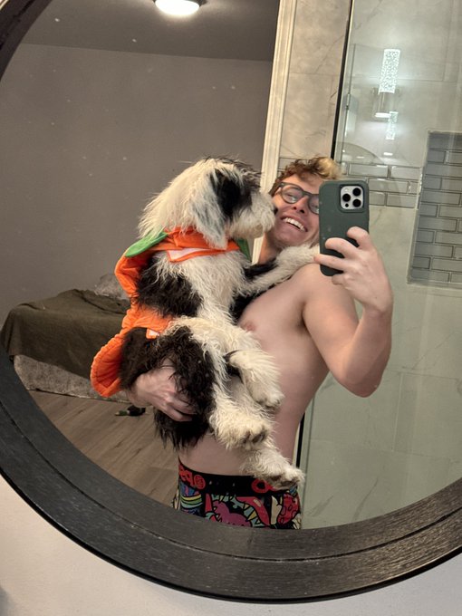 2 pic. I’ve been taking mirror selfies with Appa and every time he just non stop lick my face xD https://t