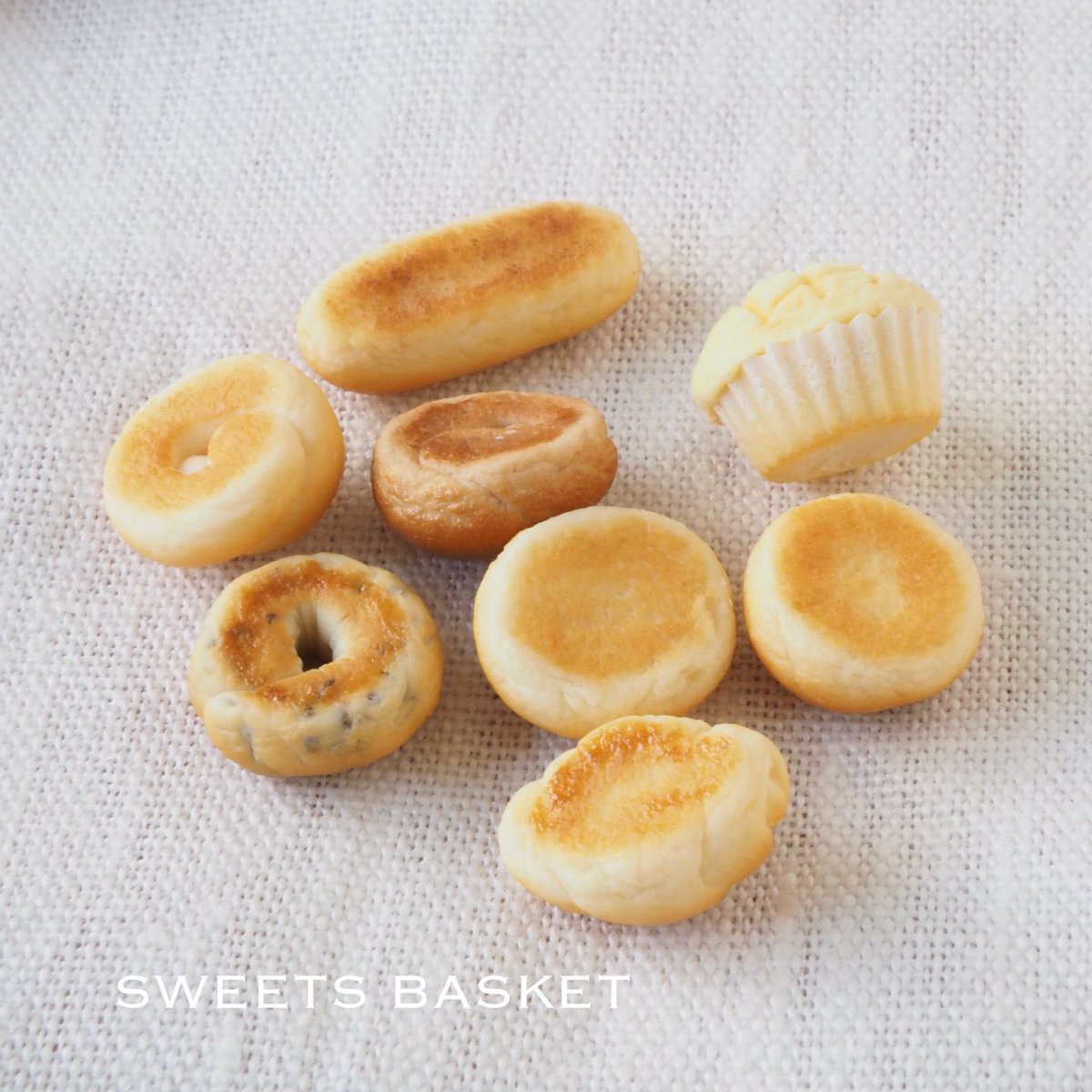 sweetsbasket365's tweet photo. 大変ご無沙汰しておりますが一応元気に生きてます！
明日こそパンの更新できるかな？ともう何日も前から思いながら過ごしてました💦

で、今日はやっと撮影に至りました✨
一部種類を変えて再びシンプルパン色々です💁‍♀️

ここまで遠かったけど並べるとやっぱりいいな🥰 https://t.co/de4ouUf8Y2