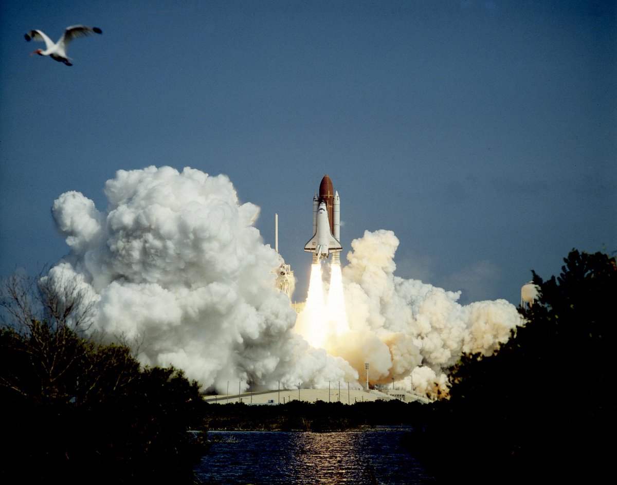 tenmon10's tweet photo. 【宇宙の日】
1992年、毛利衛さんが日本人として初めてスペースシャトルに搭乗し
飛び立った9月12日が「宇宙の日」と、一般公募により定められました
もう30年以上も前のことなのですね
#ぐんま天文台 #宇宙の日 #毛利衛 #スペースシャトル #エンデバー #STS47
Photo by NASA https://t.co/6yKyGEQsps