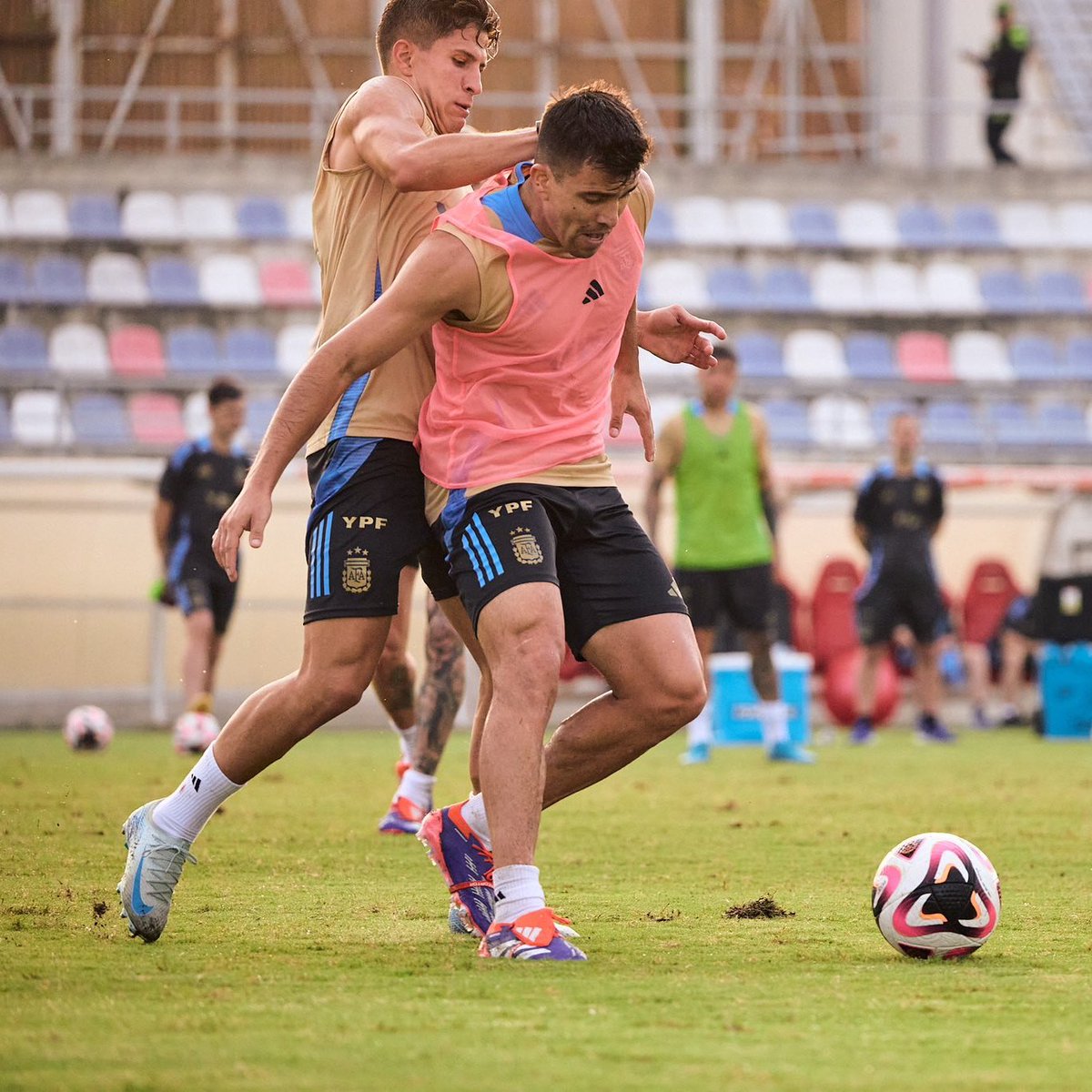 TyCSports's tweet photo. 🇦🇷💙 ÚLTIMO ENTRENAMIENTO PREVIO AL PARTIDO ANTE COLOMBIA ¡VAMOS ARGENTINA! 💪

📸 @Argentina https://t.co/6c3otGbos1