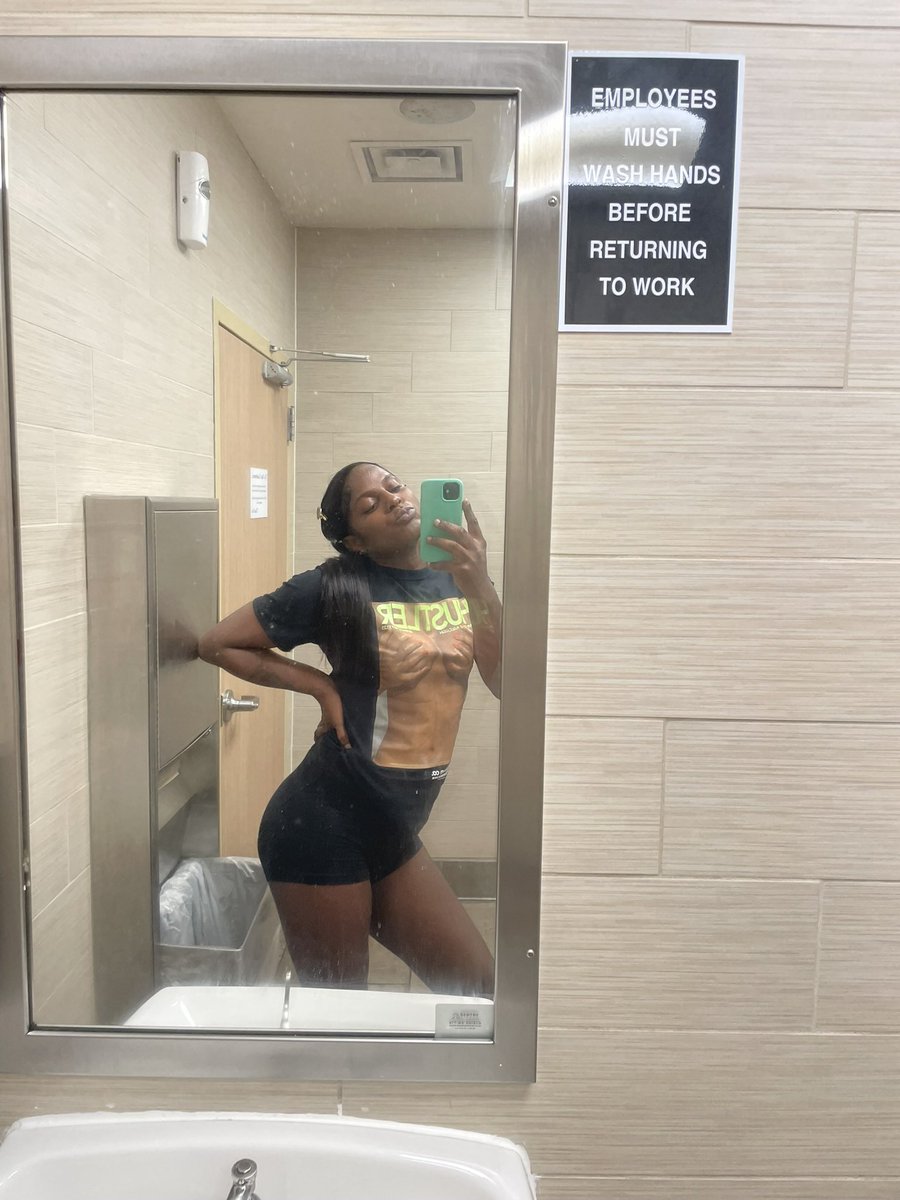 CaliPrettyP's tweet photo. I’m a Hustla I can sell  🧂 to a slug 🐌 
#Cassidy #hustle #poweroflovegr #trans #Cincinnati https://t.co/2FVKgb8BvL