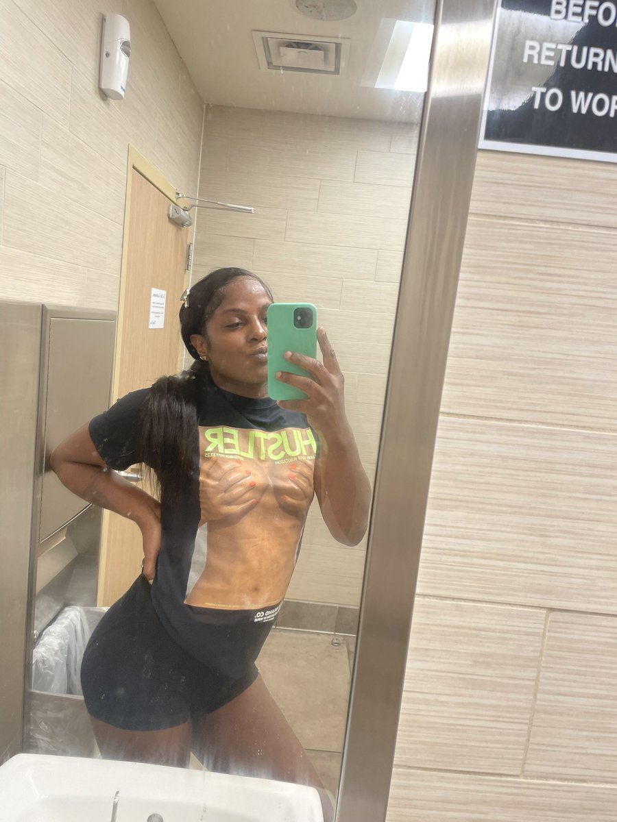 CaliPrettyP's tweet photo. I’m a Hustla I can sell  🧂 to a slug 🐌 
#Cassidy #hustle #poweroflovegr #trans #Cincinnati https://t.co/2FVKgb8BvL