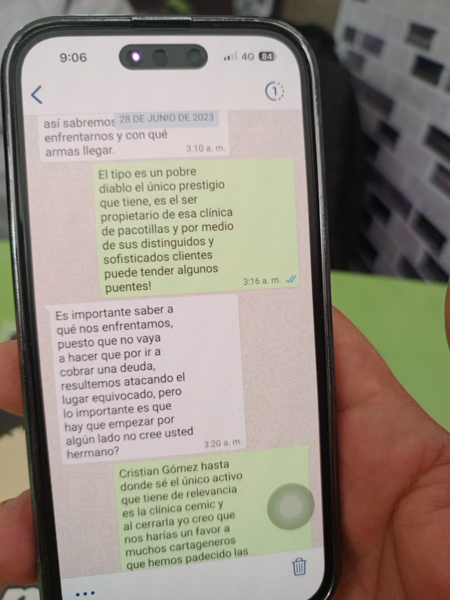 SARGENTOCHALA's tweet photo. Nunca quise hacer pública la siguiente información, siempre la mantuve guardada en mi celular. Hoy sé que está relacionada con el software Pegasus y su modo de operatividad. En septiembre de 2023 fui contactado por miembros de inteligencia de la @PoliciaColombia, pude evidenciarlo ya que en los mensajes hacían referencia a un general de la institución. La intención de estas personas, según ellos, era venderme información muy delicada en la que estarían involucrados varios funcionarios públicos, incluidos congresistas, alcaldes y militares. Durante la conversación, se evidenció que estas personas ya habían vendido información a medios de comunicación. Asimismo, me enviaron, según ellos, una "muestra gratis" que hacía referencia a una conversación intervenida al Senador Alexander López, @AlexLopezMaya. Me manifestaron que el precio por suministrar toda la información que tenían era de 20 millones de pesos y que tenían varios compradores. Tomé capturas de pantalla de toda la conversación e incluso tomé fotos desde otro celular de lo que me enviaron, ya que eran mensajes que al abrirlos y cerrarlos se eliminaban de inmediato. Quiero hacer pública toda esta información con el fin de que pueda servir a la investigación que está llevando a cabo la @FiscaliaCol y al gobierno del presidente @petrogustavo.