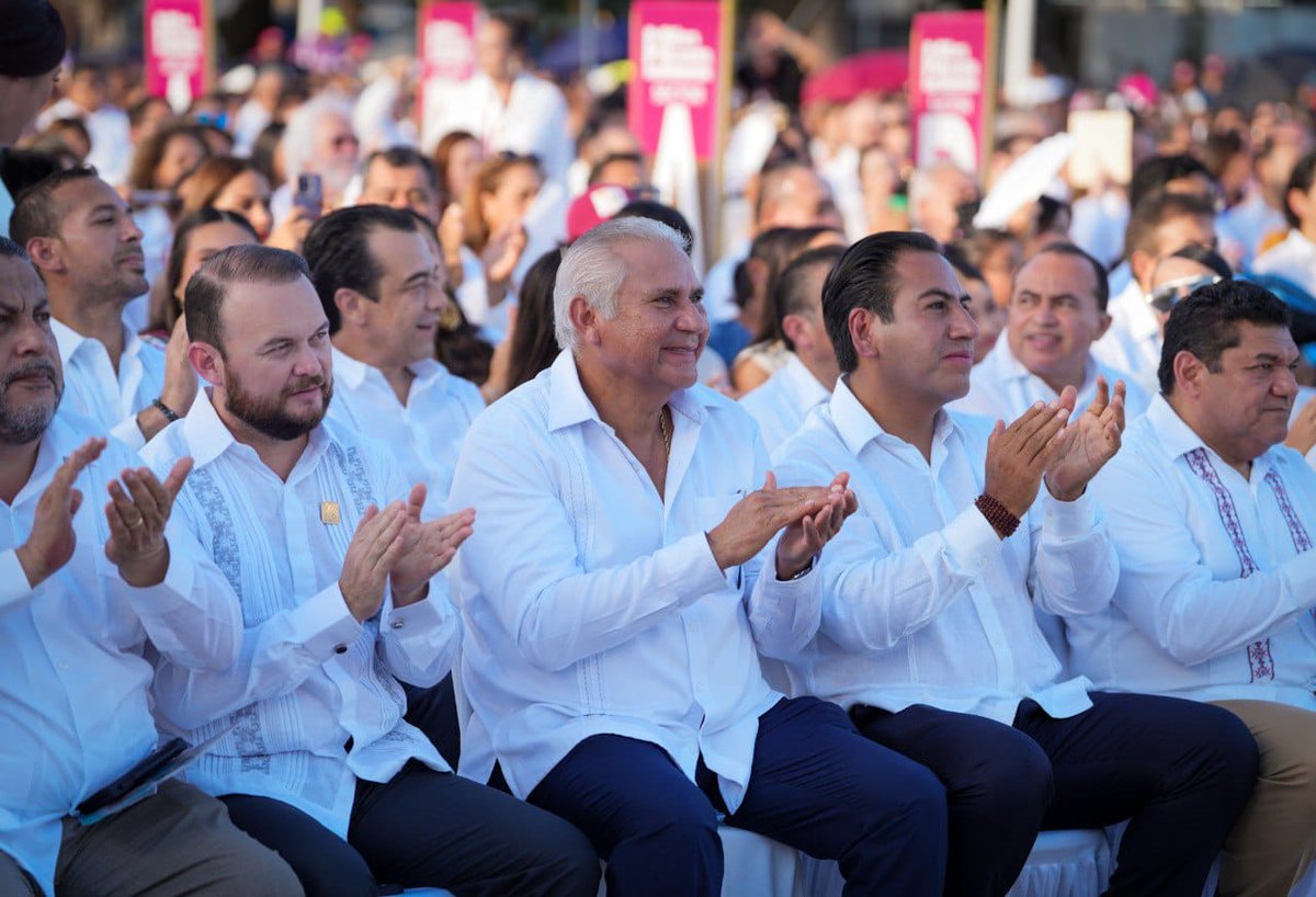 El titular de la #FGEQuintanaRoo, Raciel López Salazar, estuvo presente en la ceremonia por el 2° Informe de Actividades de la Gobernadora <a href="/MaraLezama/">Mara Lezama</a>, a quien felicitó ampliamente por los logros alcanzados durante su gestión. (1/2)