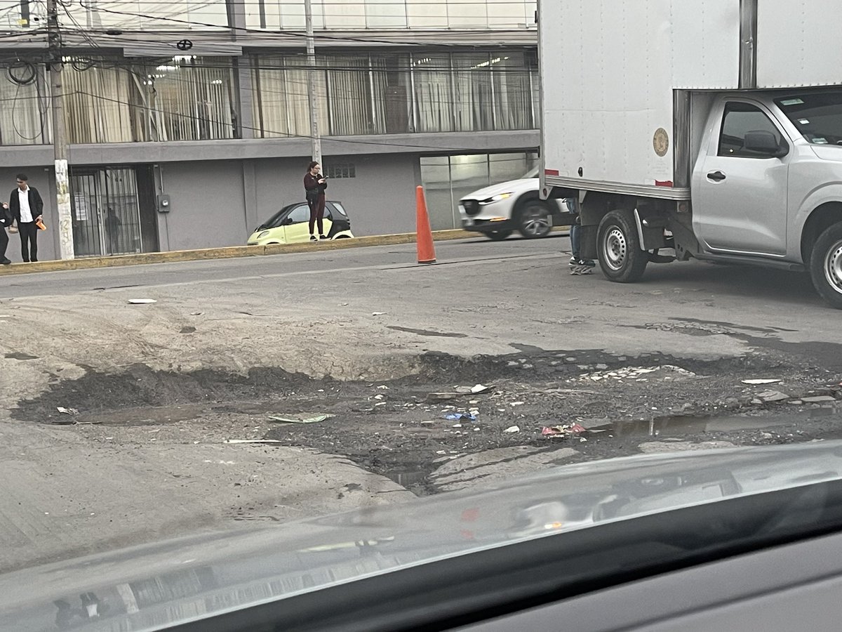 gabiotgab's tweet photo. #Naucalpan #EstadoDeMéxico #Bache #hoyotamañogigante #nomanches #megapeligropasarxahi https://t.co/6txgUW82xc