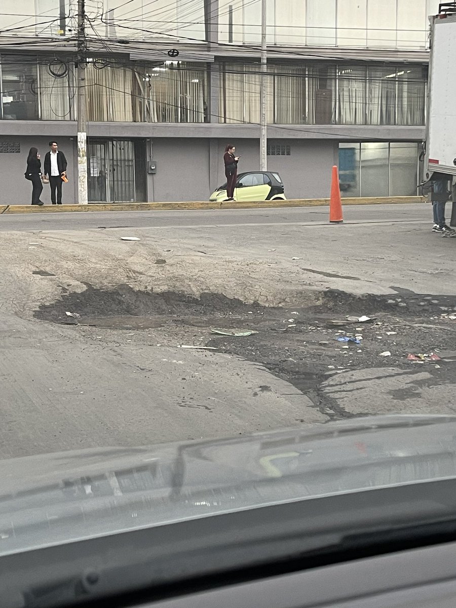 gabiotgab's tweet photo. #Naucalpan #EstadoDeMéxico #Bache #hoyotamañogigante #nomanches #megapeligropasarxahi https://t.co/6txgUW82xc