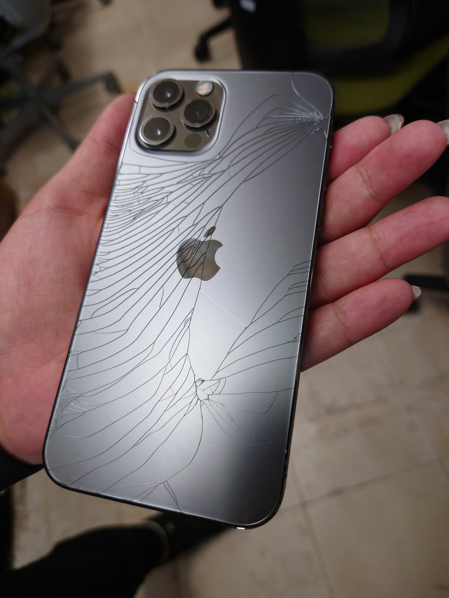 manmichanTUBA's tweet photo. 今朝気付いたらメタメタに割れてた🤣
昨日落とした時だな😇

iPhone16買おうか悩んでたんだけどこれで決心つきました。予約しよう。 https://t.co/XVO1qmxun6