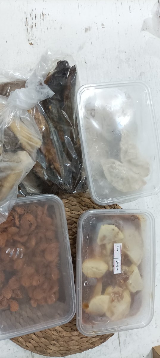 multimehdia's tweet photo. Dari kami masih sekolah (more than 20years ago), ibu udah biasa masak banyak lalu dimasukkan tepak-tepak makan atau plastik (dulu masih blm jaman thinwall) kemudian make it frozed. https://t.co/j0JZxz8eSa