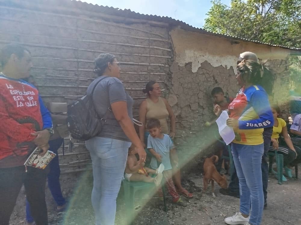 Equipo político del PSUVJUARES  junto a jefes de UBCH y líderes comunitarios realizaron un "casa a casa" por de la Comunidad El Cementerio de Río Claro, al Sur del municipio Iribarren. La esencia de esta actividad es hablar claro con el pueblo
@psuviribarrenve 
@nicolasmaduro