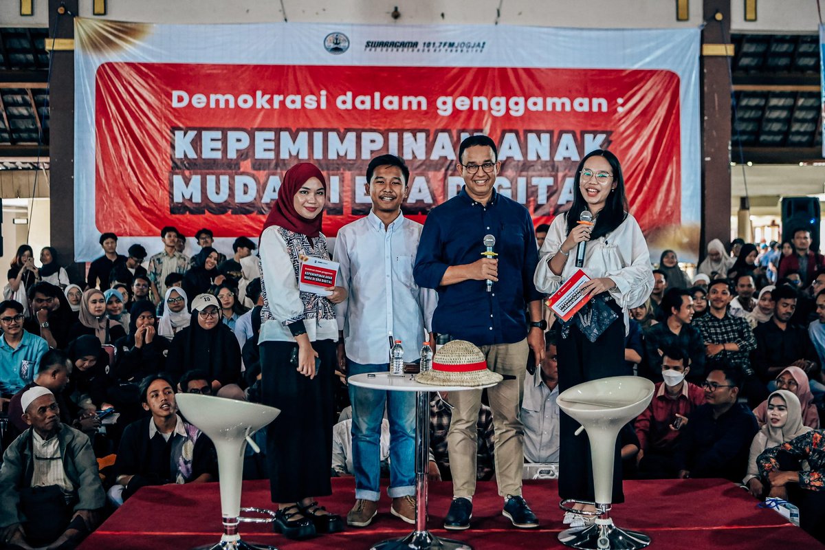 Demokrasi kita berada di dalam genggaman anak-anak muda. 

Alhamdulillah, senang sekali bisa kembali ke Jogja untuk berdiskusi dan bertukar pikiran dengan anak-anak muda di acara dialog bersama BPM FEB UGM dan @SwaragamaFM, Senin kemarin.