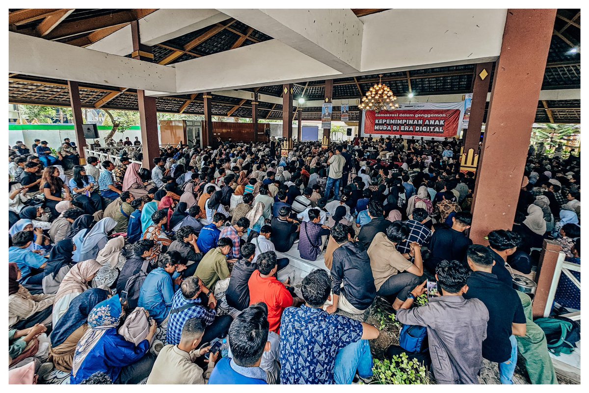 aniesbaswedan's tweet photo. Demokrasi kita berada di dalam genggaman anak-anak muda. 

Alhamdulillah, senang sekali bisa kembali ke Jogja untuk berdiskusi dan bertukar pikiran dengan anak-anak muda di acara dialog bersama BPM FEB UGM dan @SwaragamaFM, Senin kemarin. https://t.co/ePJwhx8de3