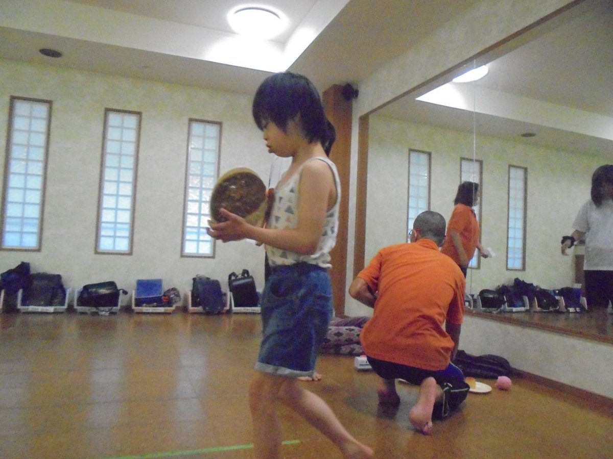 maruta215's tweet photo. 皆さん、こんにちは！
今回は「借り物競争」の様子をお伝えします‼
日常で使っている物やフリータイムで遊んでいるおもちゃを活用して行いました😁
＃放課後等デイサービス
#運動
#療育
#日常
#遊び 
＃おもちゃ
#競争
#神奈川
#横浜
#港北区
#神奈川区
#緑区 https://t.co/8QcpYO5aMH