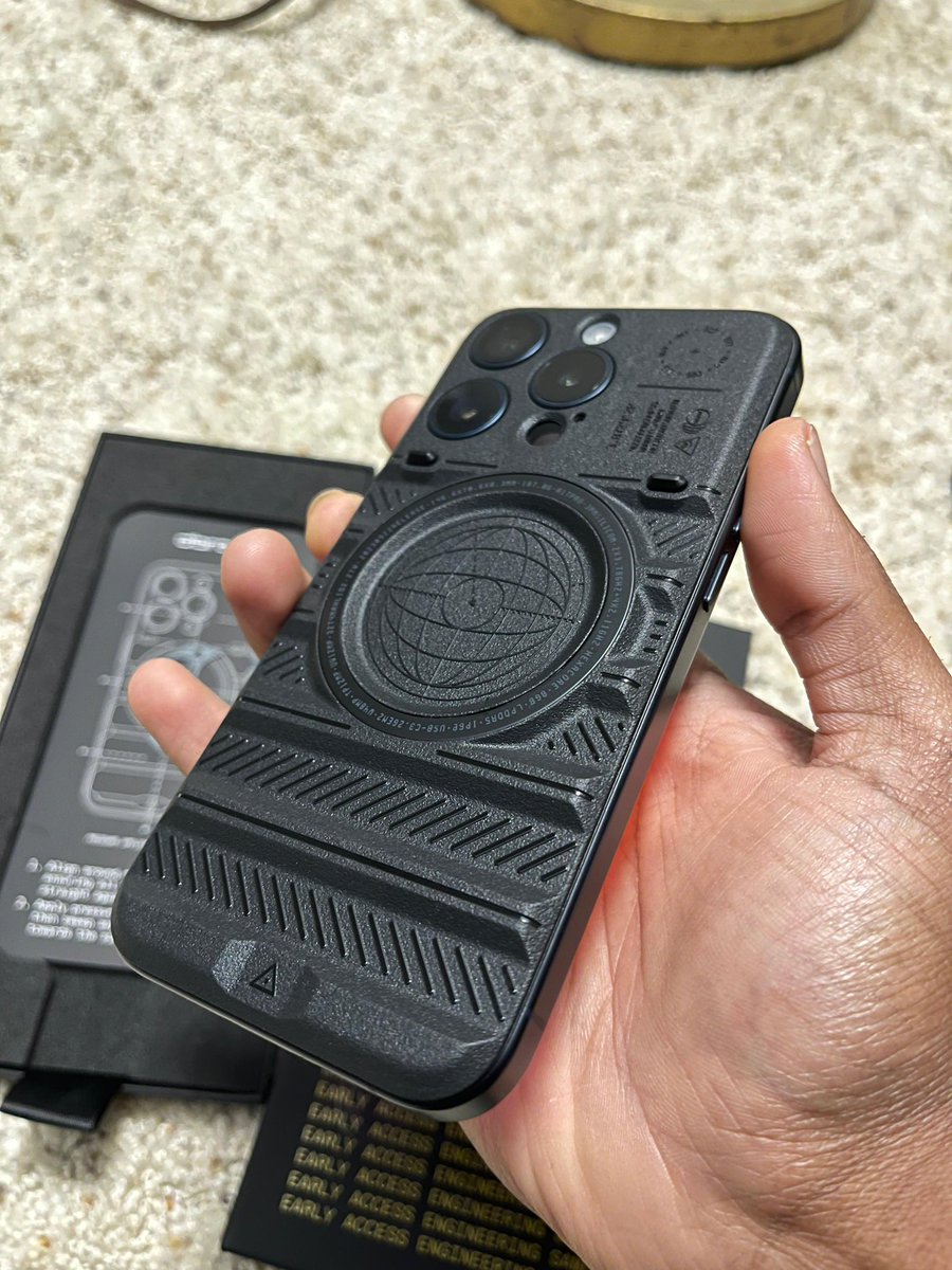 ImpossibleFlyer's tweet photo. Lemme flex here real quick.
Finally received my unreleased beta test after a long delay. Looks and feels great.

@dbrand 
#dbrand #betatest #ProjectOracle https://t.co/yKlRaAP4eK