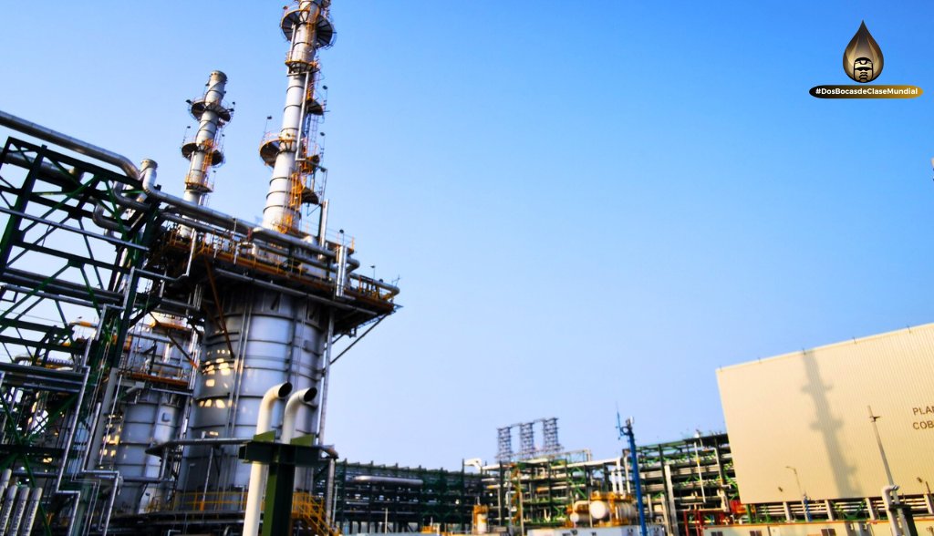La refinería Olmeca en Dos Bocas continua la producción de petroliferos día a día. En la imagen se observan los calentadores a fuego directo de la Planta Hidrodesulfuradora de Naftas cuya función es incrementar la temperatura de las corrientes de proceso.