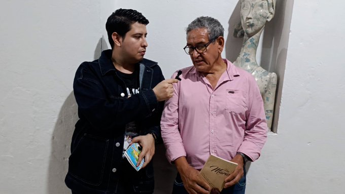 Fotazas con el Poeta y Escritor: Mario Bautista, dando una breve entrevista sobre su libro: POEMARIO