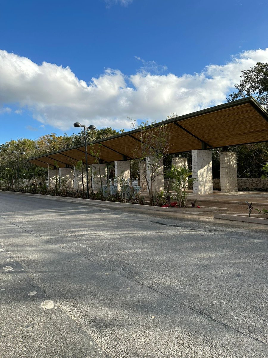 MeyerFalcon's tweet photo. Iniciamos en 2022 construyendo una barda perimetral -albarrada- para delimitar y proteger toda el área del Parque del Jaguar 🐆
La acompañamos de una nueva calle, ciclovía 🚲 y nueva iluminación que mejoran la movilidad de la zona y la seguridad peatonal. #TulumLate https://t.co/kHnLGdiJ8f