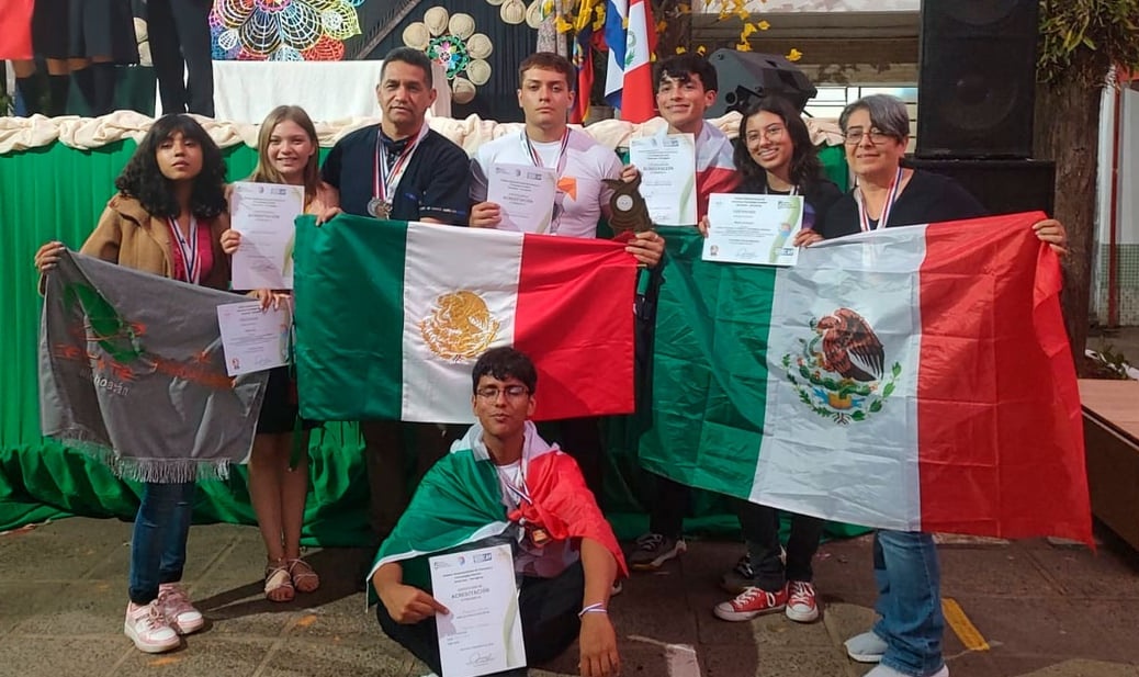 ARBedolla's tweet photo. ¡Felicitaciones a nuestras y nuestros talentosos estudiantes del Cecytem Puruándiro por sus sobresalientes logros en el Primer Sudamericano de Ciencias y Tecnología Escolar en Paraguay! 👏🏆🇲🇽

Vanessa Ramírez, Jesús Gabriel Arreola, Juan Pablo Maldonado, Frida Erandi Salas, Fátima Estrella y Saúl Alejandro, así como sus asesores y docentes, son un orgullo para Michoacán.

#OrgulloMichoacano
#HonestidadyTrabajo